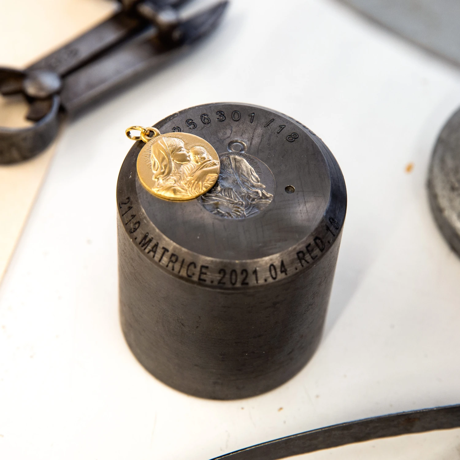 Médaille Notre-Dame Des Petits Enfants - Or Jaune 9ct 6 Médaille Notre-Dame Des Petits Enfants - Or Jaune 9ct – Image 4