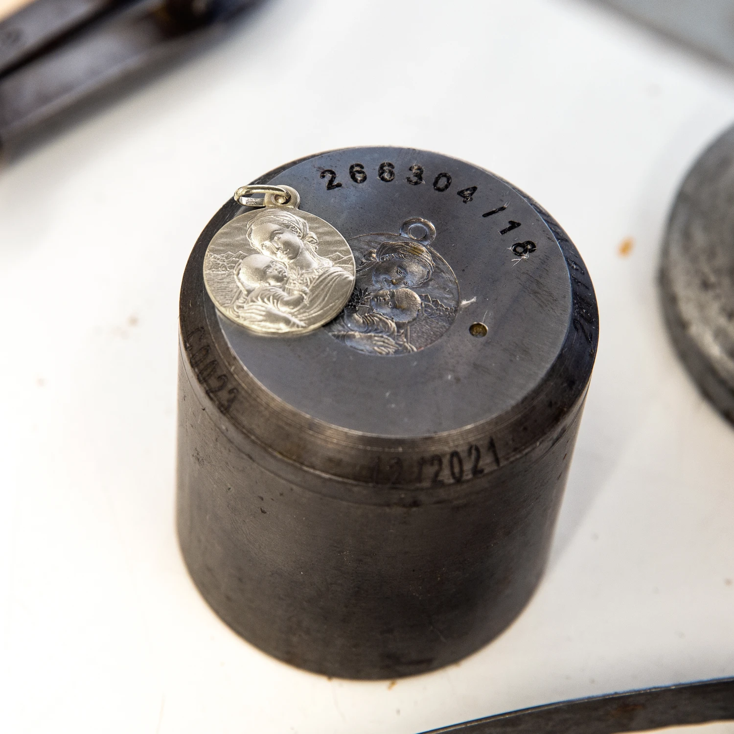 Médaille Vierge à L'enfant Au Rameau - Argent Massif 5 Médaille Vierge à L'enfant Au Rameau - Argent Massif – Image 3