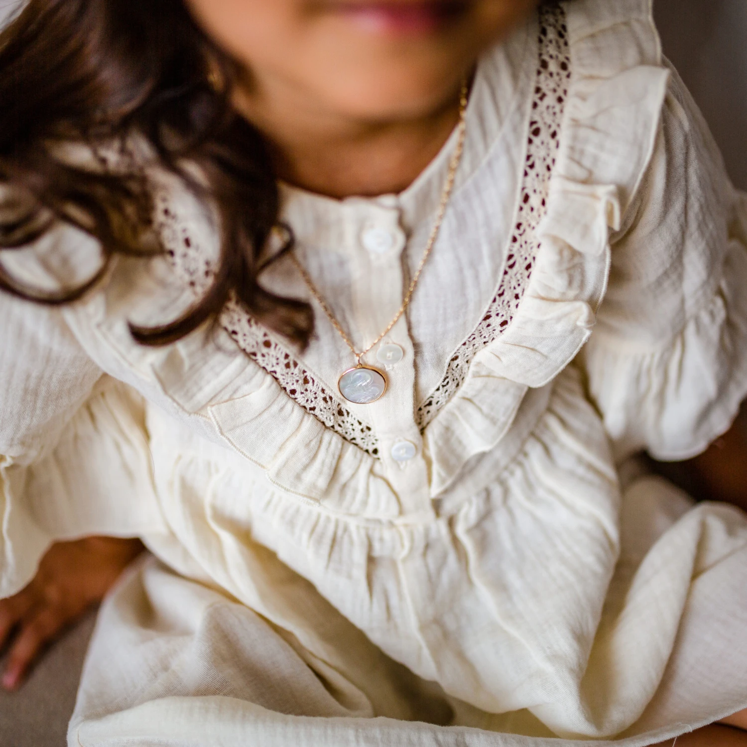 Médaille Vierge à L'enfant - Amour Maternel - Or Jaune 18ct & Nacre 6 Médaille Vierge à L'enfant - Amour Maternel - Or Jaune 18ct & Nacre – Image 4