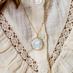 Médaille Vierge à L'enfant - Amour Maternel - Or Jaune 18ct & Nacre 10 Médaille Vierge à L'enfant - Amour Maternel - Or Jaune 18ct & Nacre -Maison de la Médaille Soldes 1ercadeaukids20220624 034 1 product