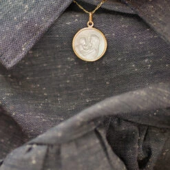 Médaille Médaille Notre Dame De Douceur - Or Jaune 18ct & Nacre 10 Médaille Médaille Notre Dame De Douceur - Or Jaune 18ct & Nacre -Maison de la Médaille Soldes M MDM19NAC 046V2 FC product