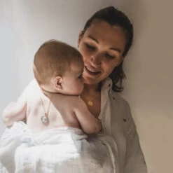 Médaille Vierge - Or Jaune 18ct & Nacre -Maison de la Médaille Soldes M MDM48NAC 214a FC product