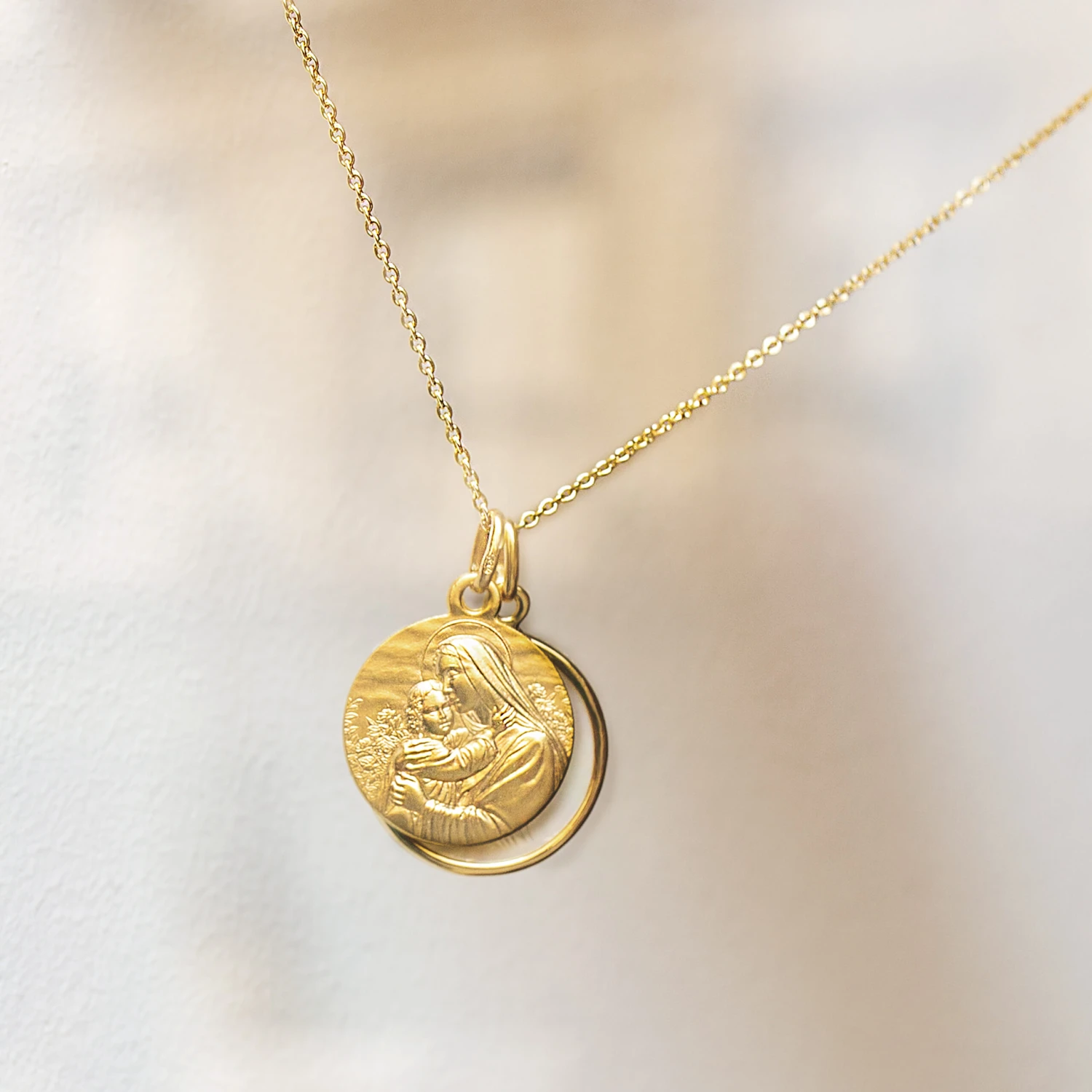 Médaille Notre Dame De Toute Bonté - Or Jaune 18ct 4 Médaille Notre Dame De Toute Bonté - Or Jaune 18ct – Image 2