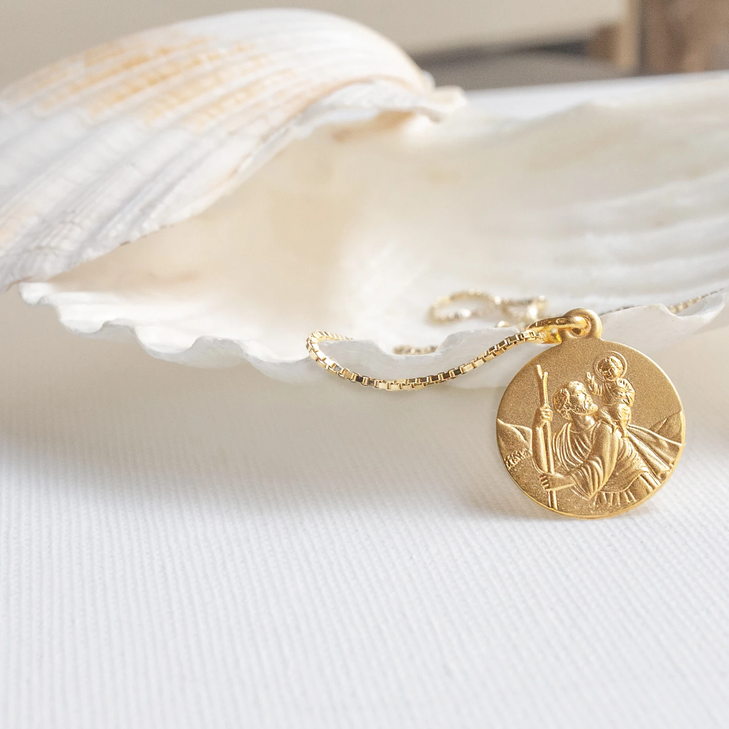 Médaille Saint Christophe - Or Jaune 9ct 4 Médaille Saint Christophe - Or Jaune 9ct – Image 2