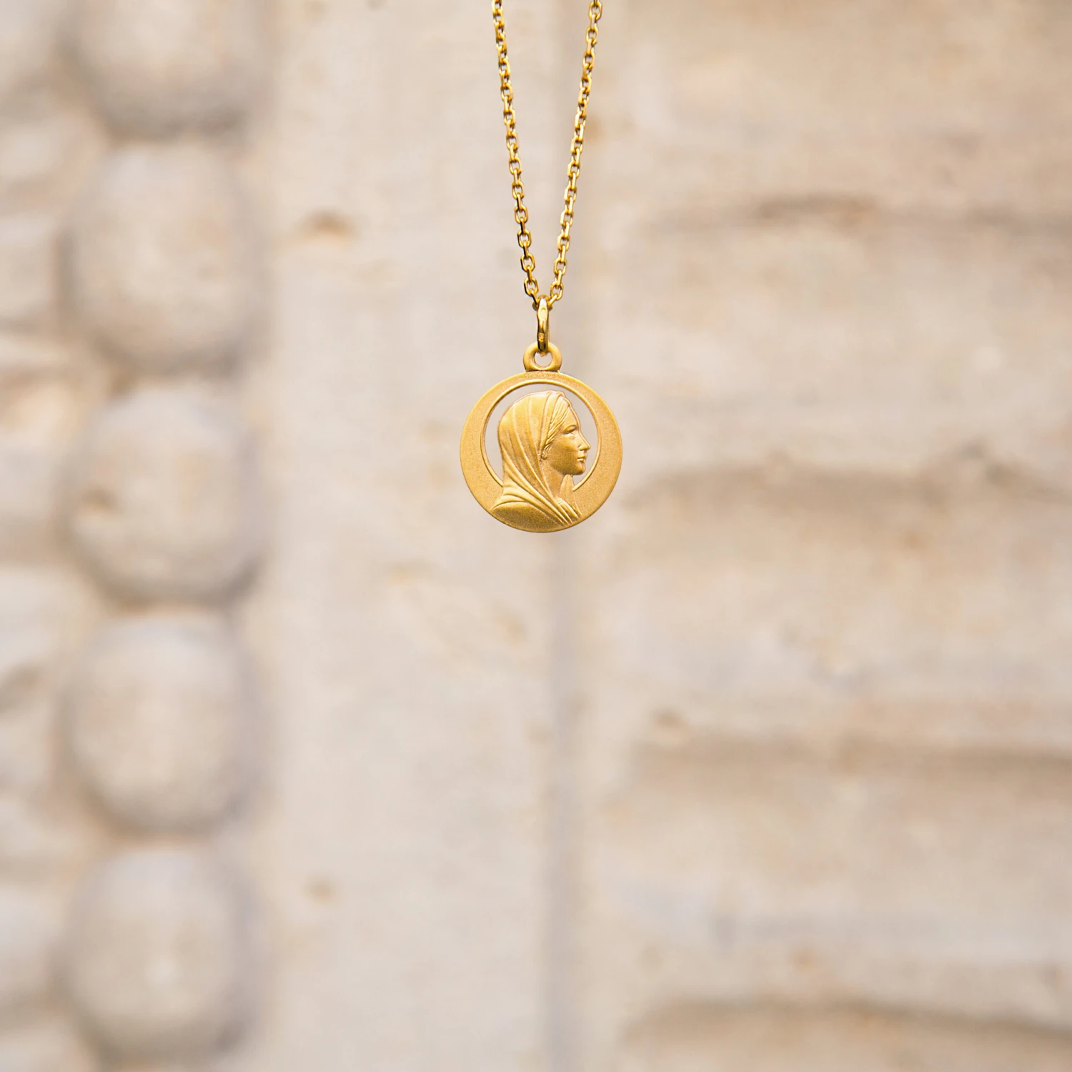 Médaille Vierge Ajourée - Or Jaune 18ct 4 Médaille Vierge Ajourée - Or Jaune 18ct – Image 2