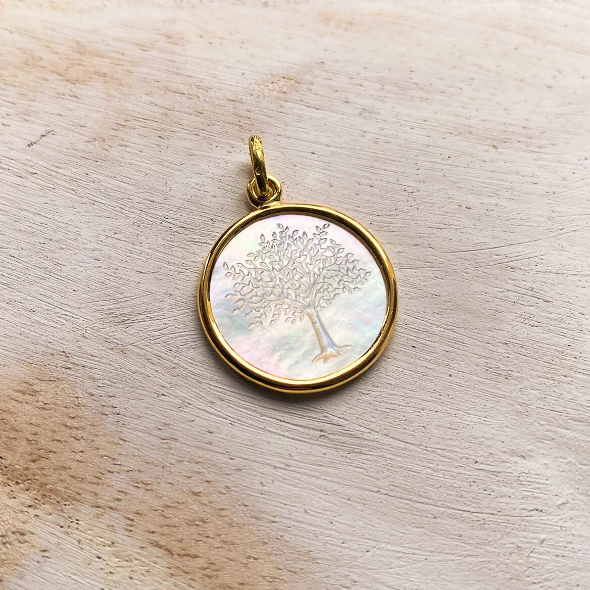 Médaille Arbre De Vie Princier - Or Jaune 18ct & Nacre 4 Médaille Arbre De Vie Princier - Or Jaune 18ct & Nacre – Image 3