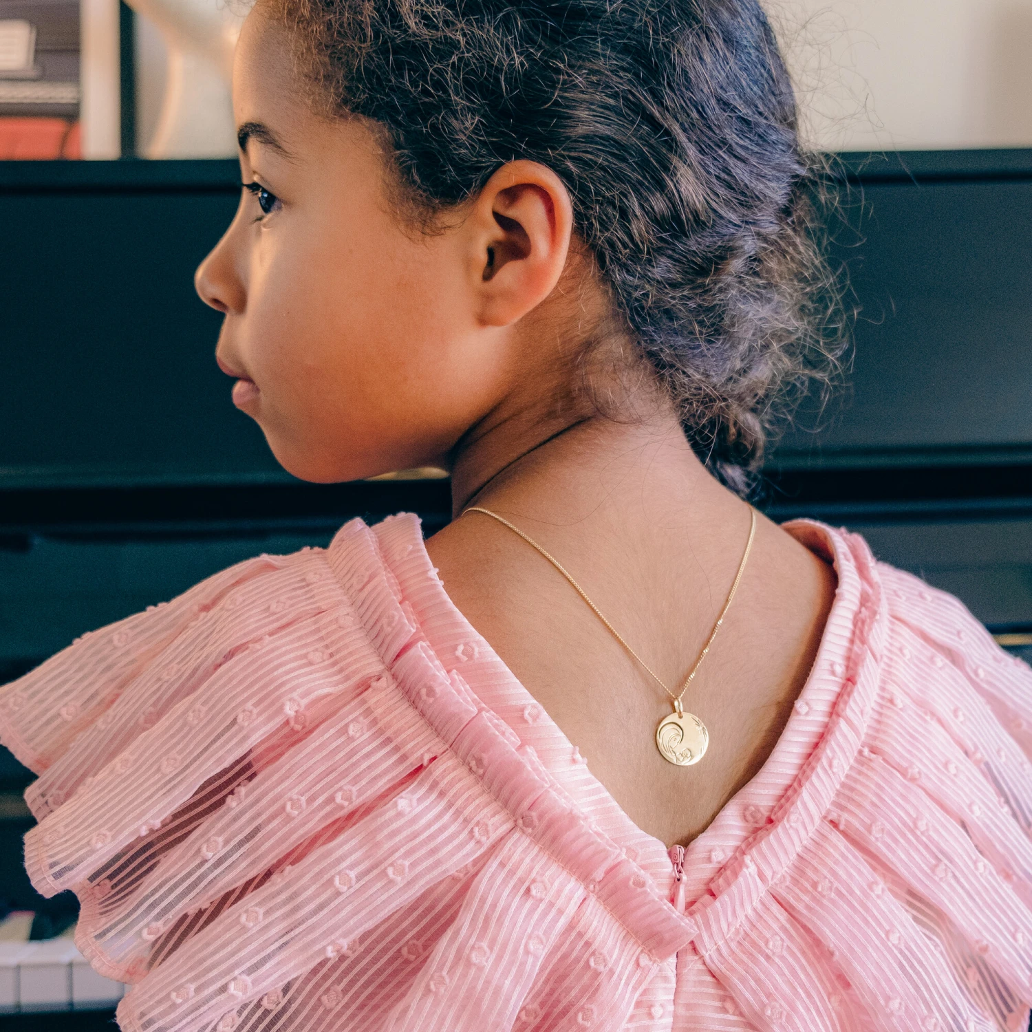 Médaille Vierge à L'enfant étoilée Ajourée - Or Jaune 18ct 4 Médaille Vierge à L'enfant étoilée Ajourée - Or Jaune 18ct – Image 2