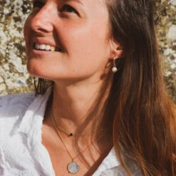 Médaille Vierge Mère Du Créateur - Or Jaune 18ct & Nacre 13 Médaille Vierge Mère Du Créateur - Or Jaune 18ct & Nacre -Maison de la Médaille Soldes medaille vierge enfant nacre MDM9NAC product