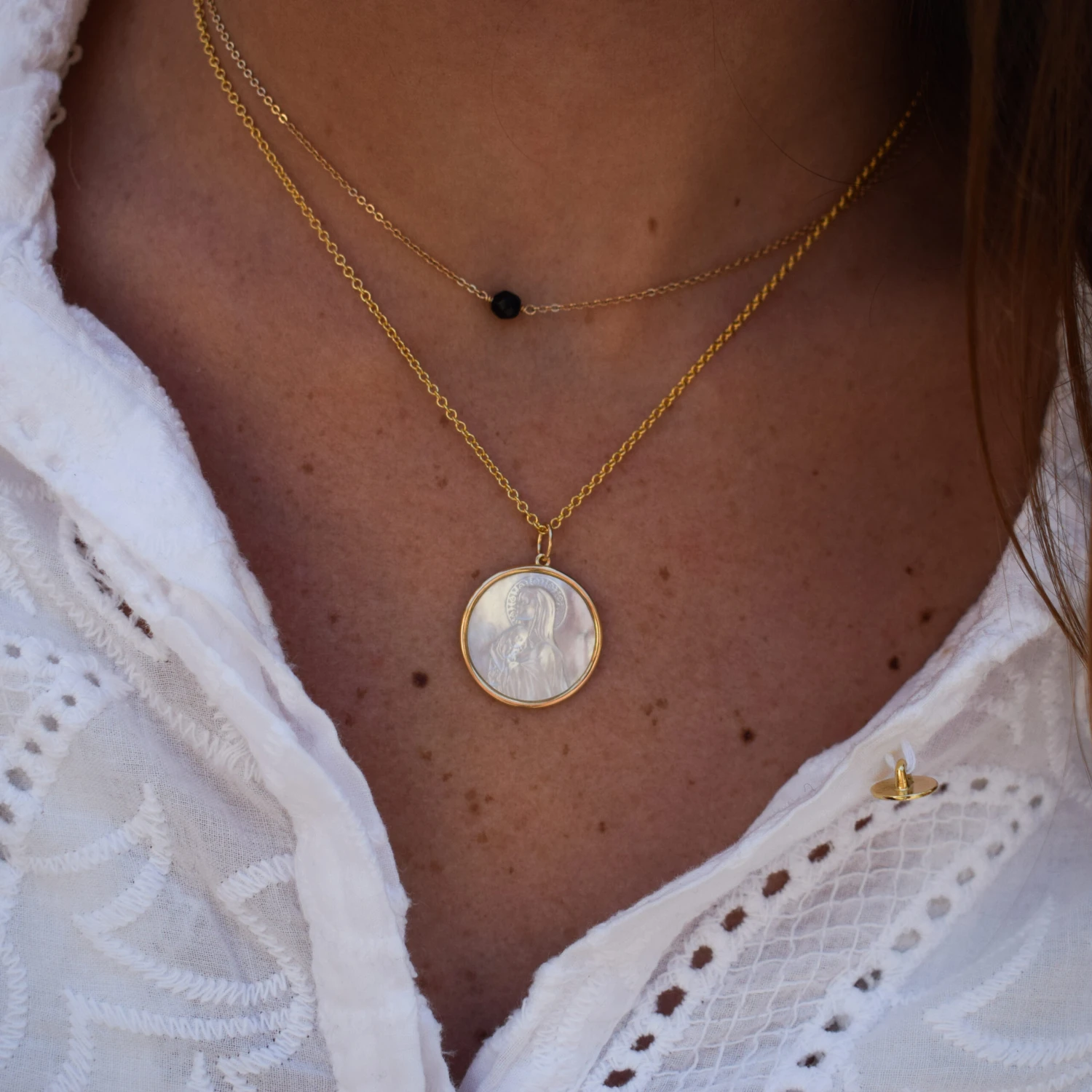 Médaille Vierge Mère Du Créateur - Or Jaune 18ct & Nacre 8 Médaille Vierge Mère Du Créateur - Or Jaune 18ct & Nacre – Image 6